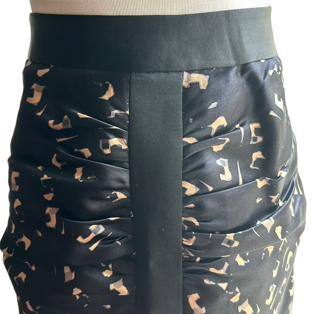Milly 100% silk skirt. 22 inches. Lined. Side invisible zipper. - Picture 2 of 3